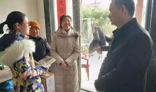 大手牵小手，将关爱化作冬日暖阳