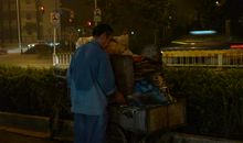 一位勤劳的清洁工人