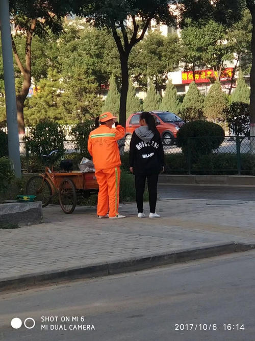 奶奶校园清洁工