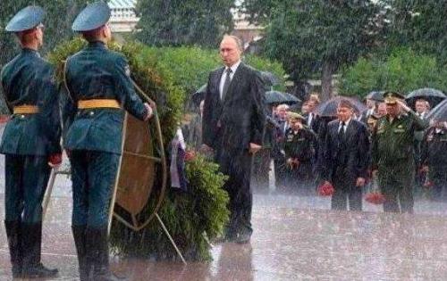 纪念馆在雨中