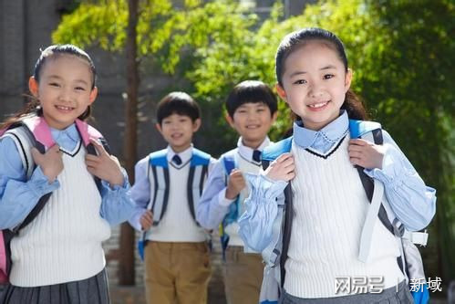 整洁的校服