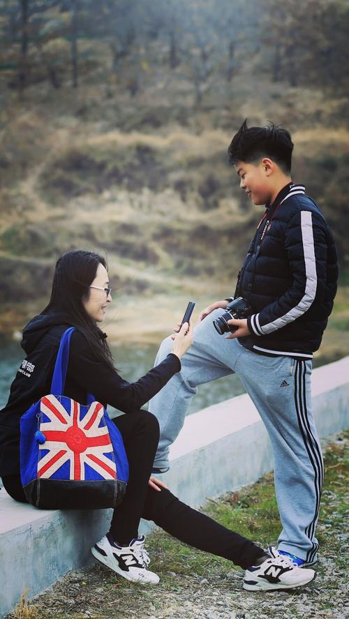 手拉手往前走
