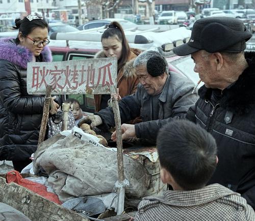 卖烤红薯的老人