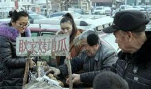 卖烤红薯的老人