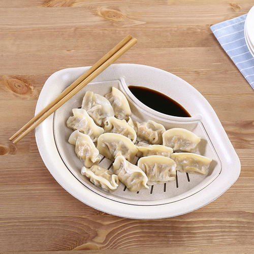站在饺子碗前