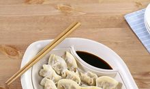 站在那碗饺子前