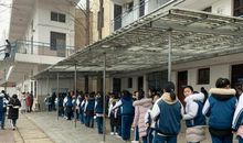 站在教室的门口