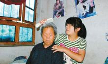 给奶奶梳头