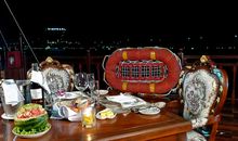 动人的船上演奏