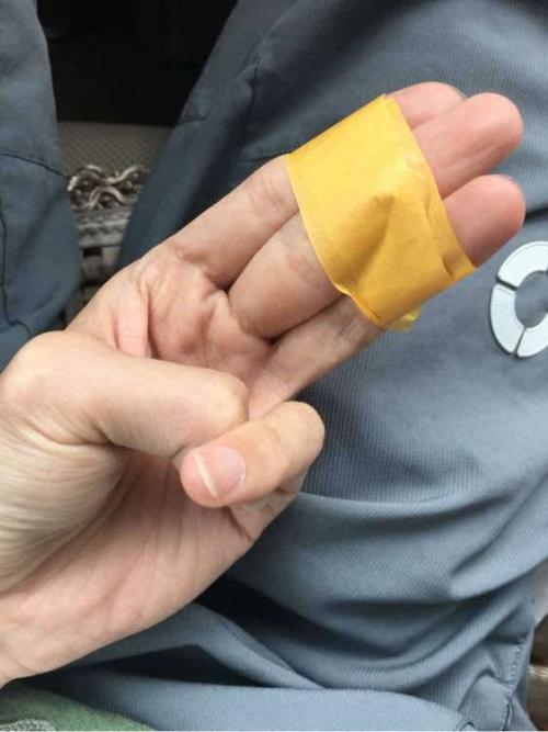 在同一张桌子上的“手”