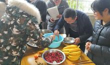 热闹的夹弹珠比赛