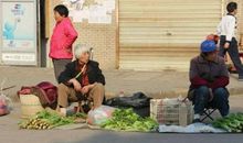 菜场门口的老爷爷