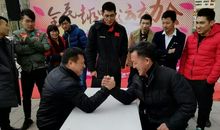 有趣的掰手腕比赛