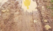 行走在泥泞当中