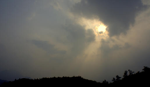 乌云上的太阳更加灿烂