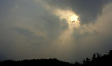 过乌云的阳光更绚丽