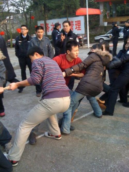 一场令人印象深刻的拔河比赛