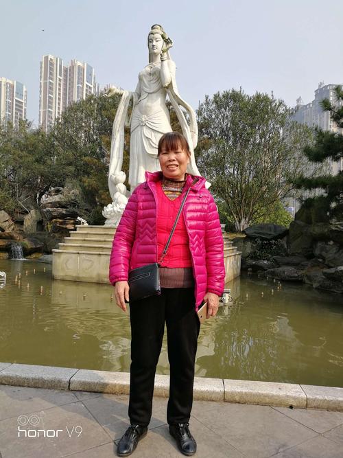 游览爱莲湖