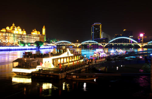 河滨夜景