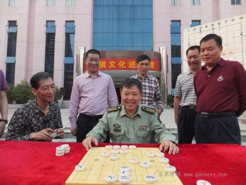 我和爸爸下棋