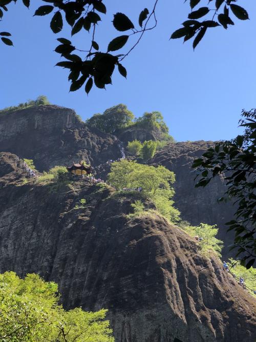 爬上天空