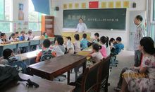 手拉手一起向前走