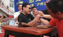 精彩的扳手腕比赛