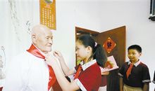 加入少先队，戴上红领巾