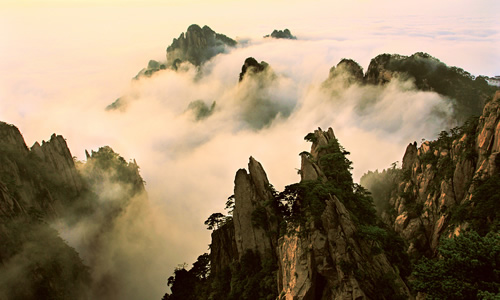 描述黄山和云海的构图