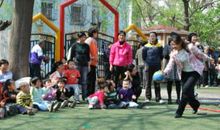 我和妈妈一起拍球