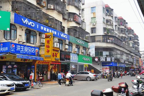 一条热闹的街道