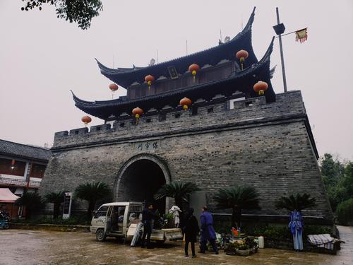 游览古自成