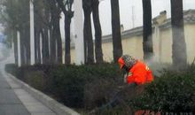 寒风中的清洁工