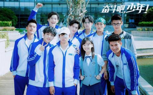 努力工作的男孩
