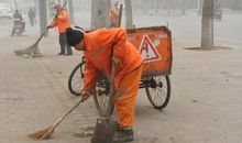 寒风里的清洁工