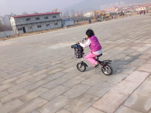 我弟弟教我骑自行车