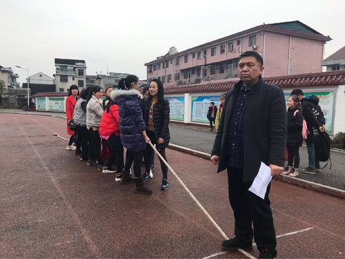 在绳子上比赛
