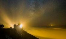 束划破黑夜的光