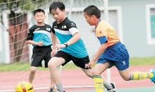 第一天上“足球课”