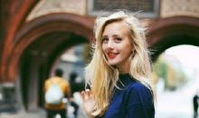 她是位性格开朗的人