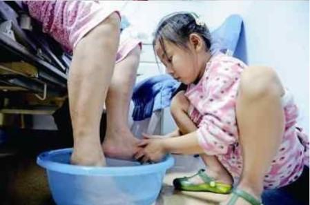 洗完妈妈的脚