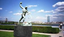 记忆最深的两个人