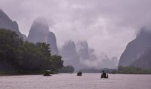 漓江雨中游