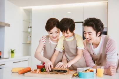 和妈妈一起做饭