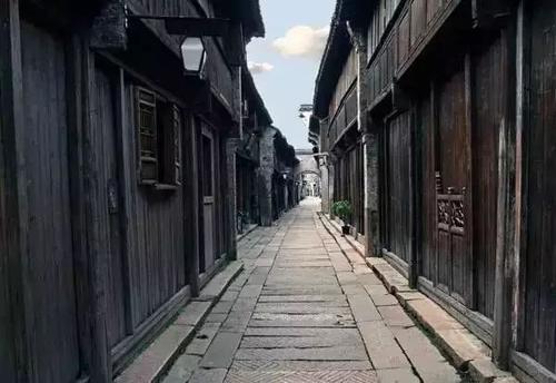 走在故乡的小巷