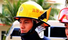 向消防叔叔敬礼