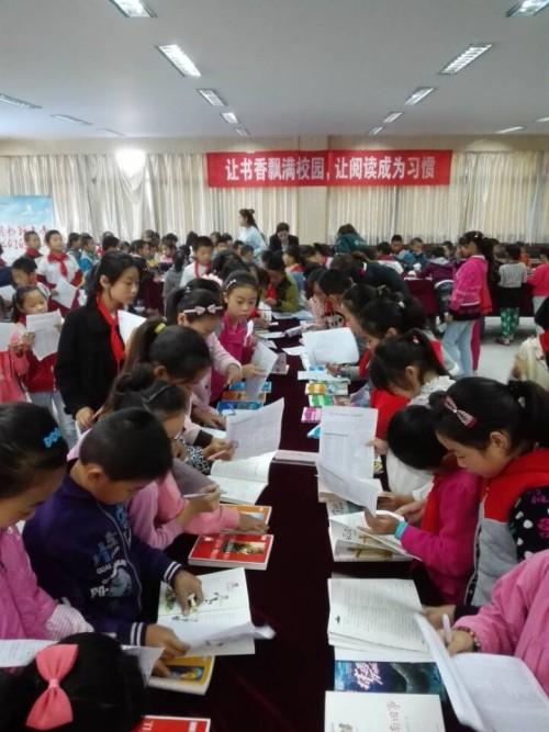 学者进入校园