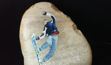 向上飞跃的石头