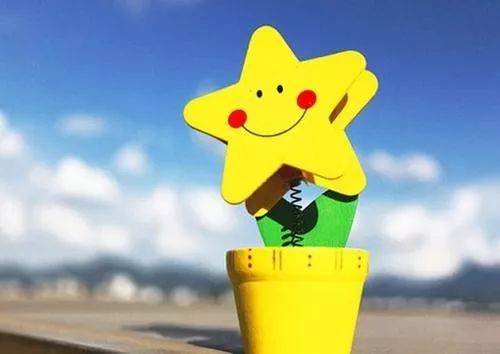 面带微笑向前走