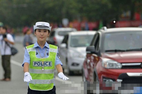 关于“最美丽的交警”的思考